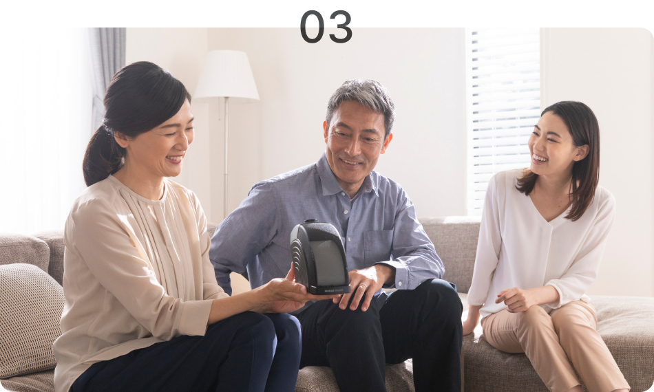 テレビの下に収まり、画面の邪魔もしない角度にこだわって設計されています。